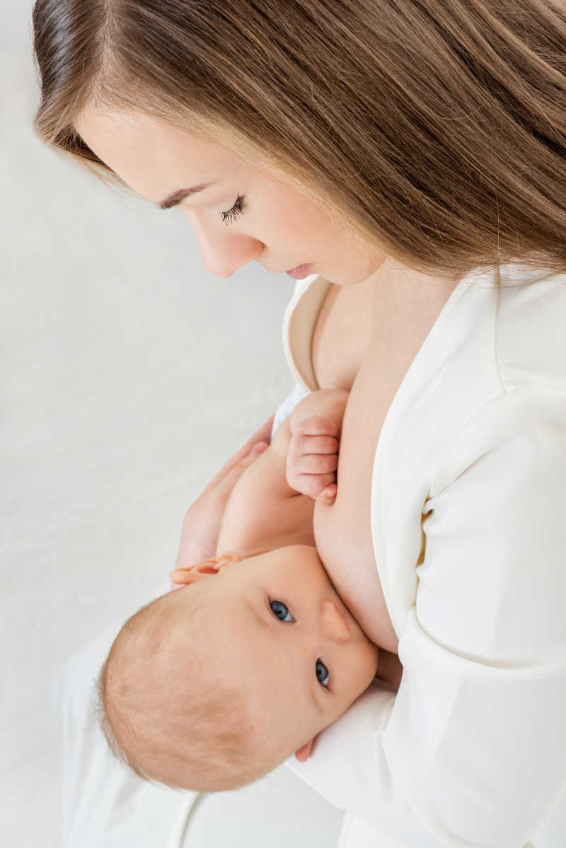母乳图片 金发妈妈在给怀里的婴儿喂母乳素材 高清图片 摄影照片 寻图免费打包下载