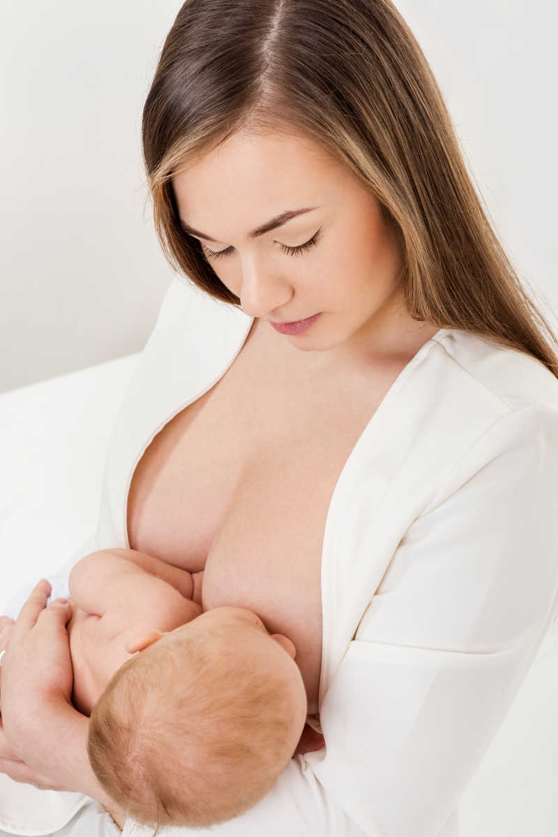 母乳喂养图片 金发妈妈再给小宝宝喂母乳素材 高清图片 摄影照片 寻图免费打包下载