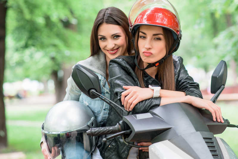 两个女孩骑电瓶车