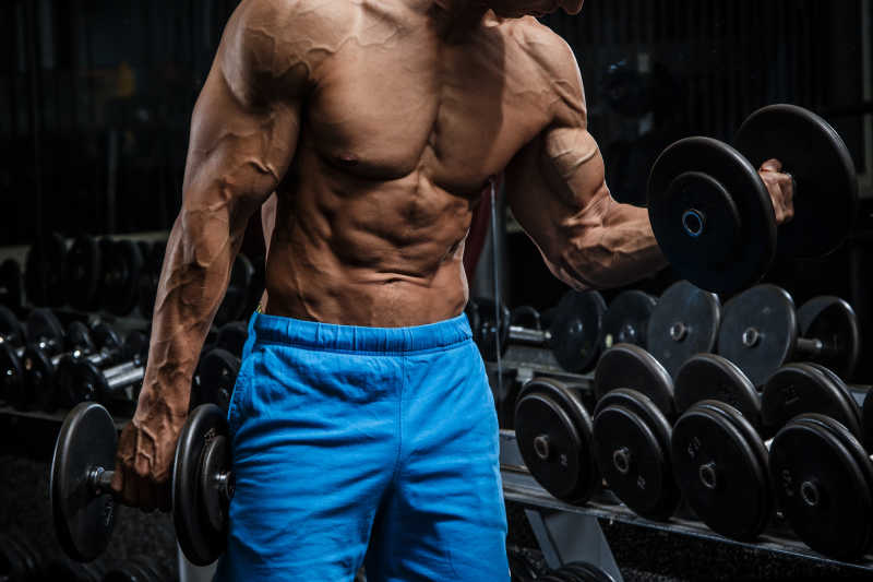 健身房里锻炼的男人