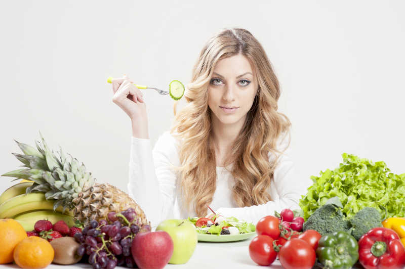 新鲜蔬菜水果制作的沙拉和营养师