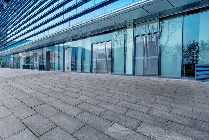 商业办公大楼下的广场