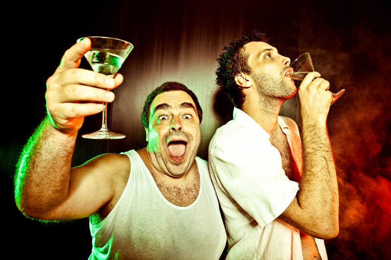 两位男性朋友在聚会喝酒