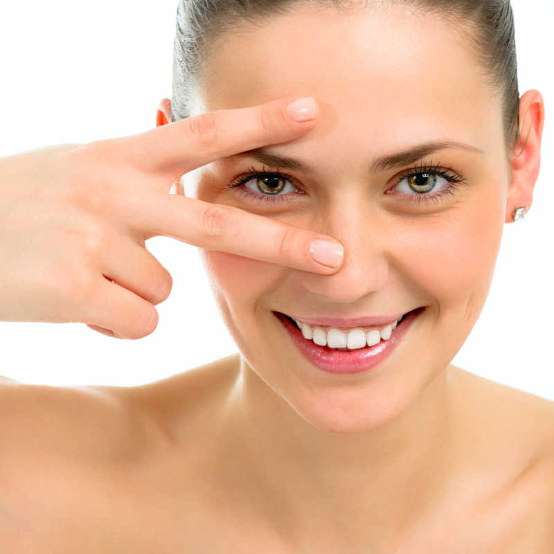 比着✌️的外国美女