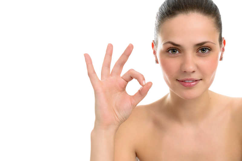 外国美女摆着ok的姿势