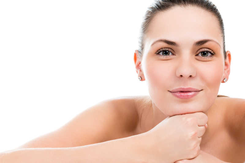 镜头下面带微笑的金发美女