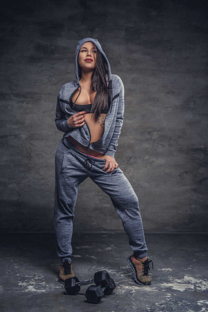 一位穿着灰色帽衫的女性