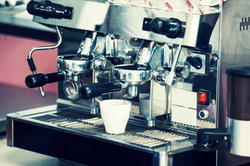 在咖啡馆里制作意大利浓咖啡