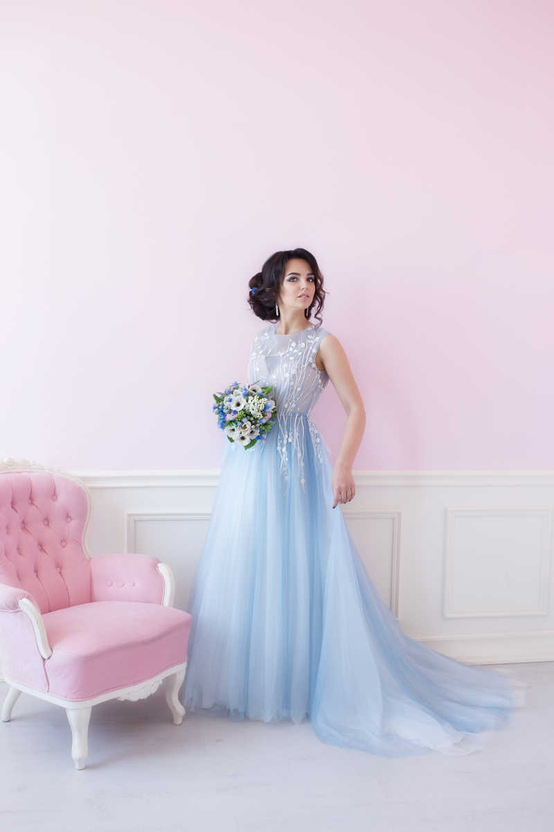 拿着花束的美女新娘