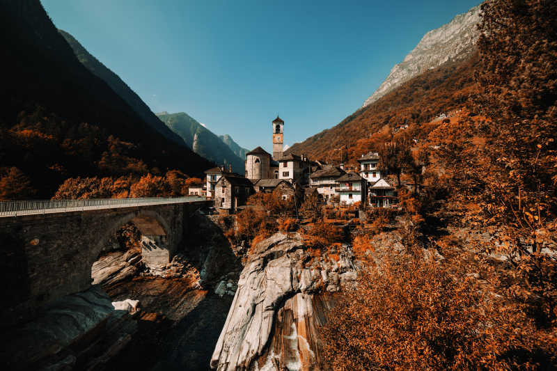 阳光下的著名的瑞士村与双曲石桥