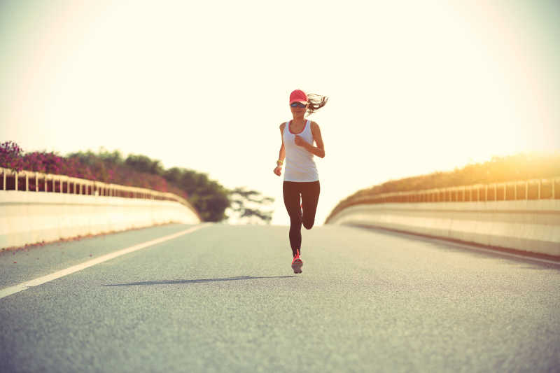 健身女子运动员跑在路上