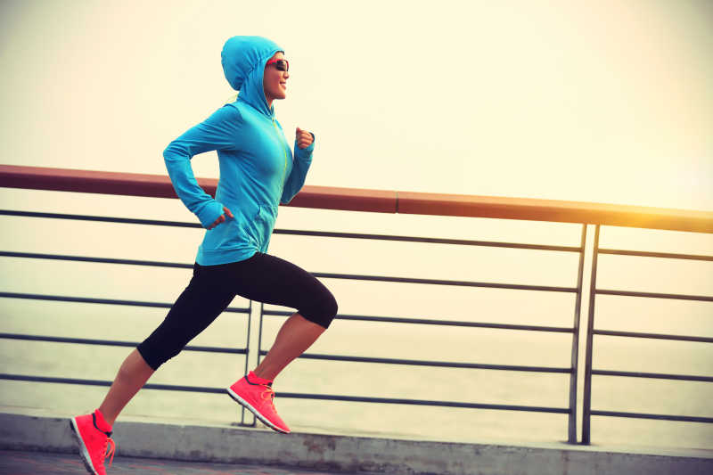 在户外健身青年女子