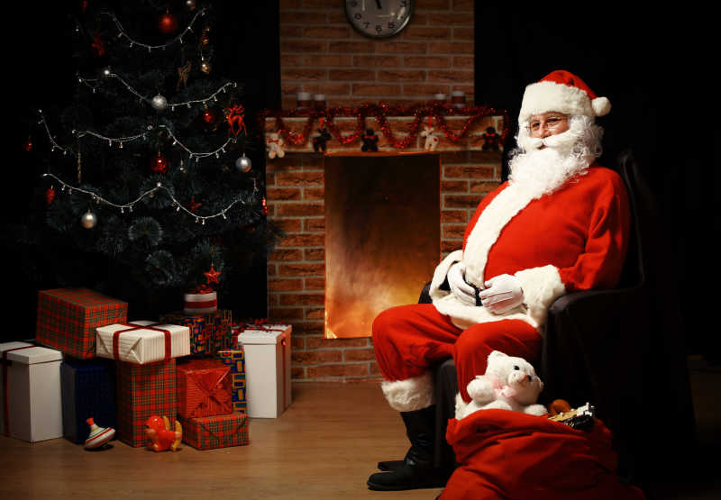 在壁炉旁休息的圣诞老人