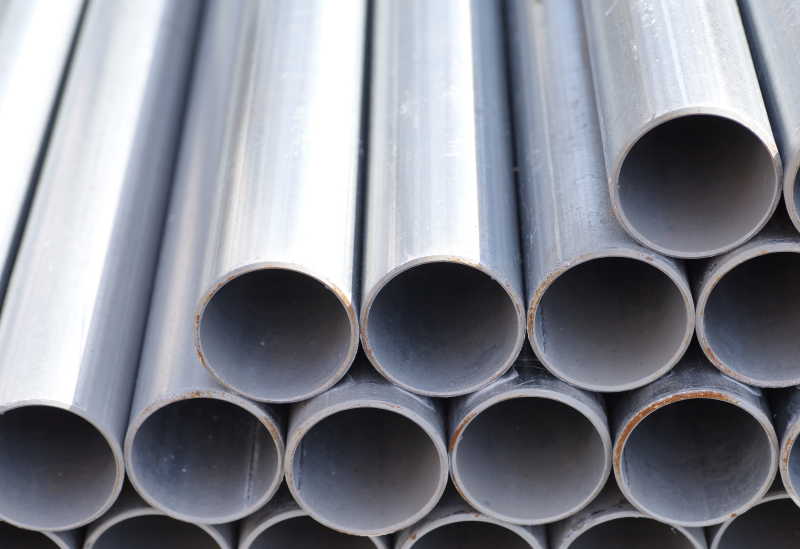 工厂摆放的金属管道