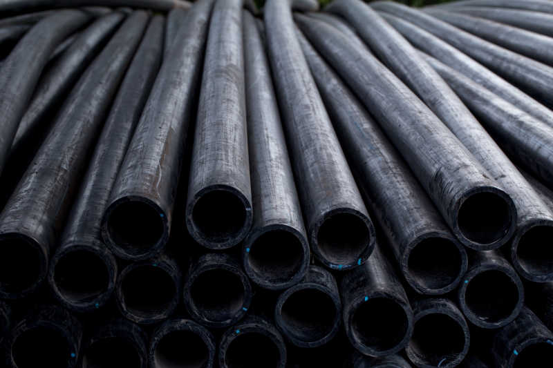 工厂里的黑色金属管道