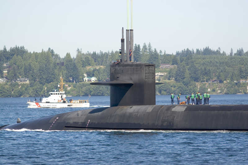 海面上停留的潜艇