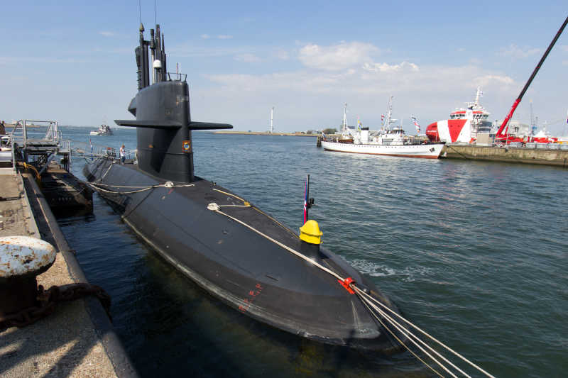 停泊在码头的潜艇