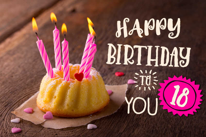 木桌上的18岁生日贺卡和小蛋糕