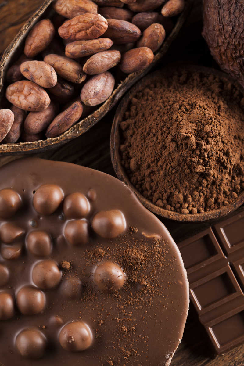 木桌上的碗装巧克力和可可粉