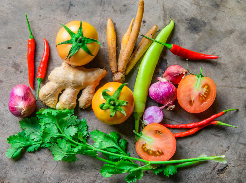 地上放着的天然有机蔬菜