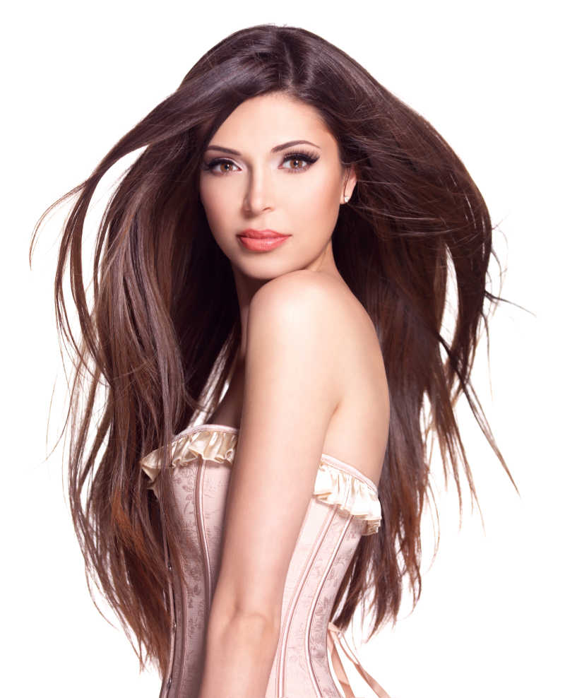 白色背景下的一个长着直发的漂亮的女人的肖像