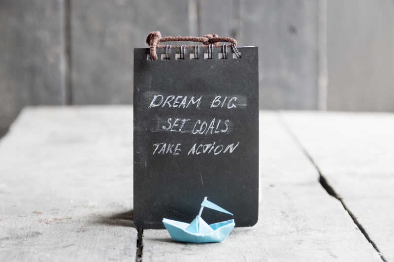 在黑板上写着目标