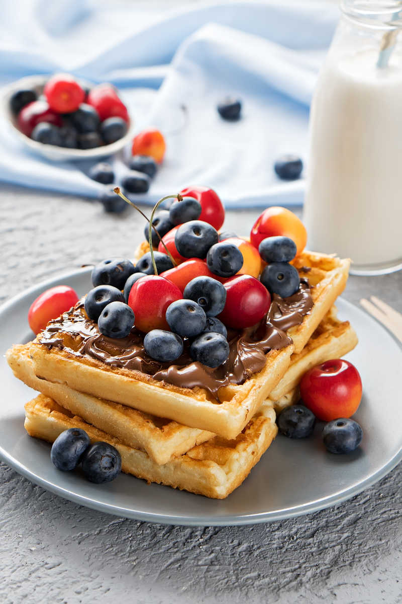 美味的华夫饼配浆果