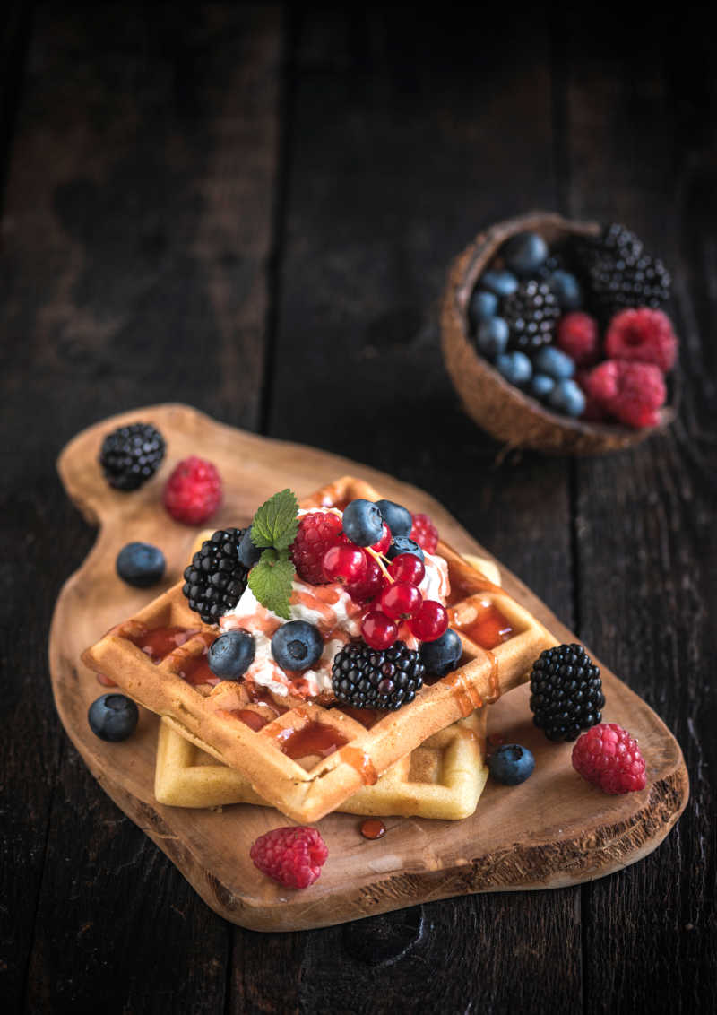 木板上的比利时华夫饼和水果