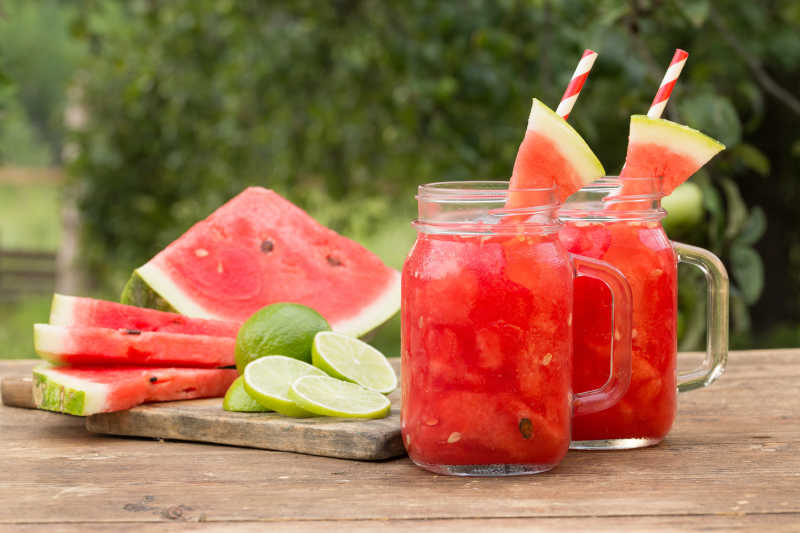 新鲜的西瓜汁和柠檬