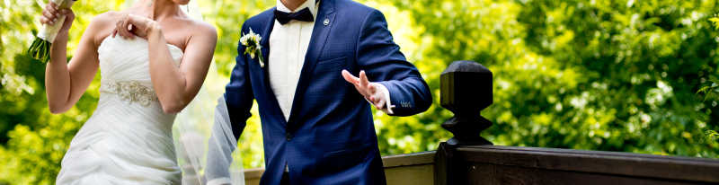 户外婚礼上的新郎和新娘模糊摄影