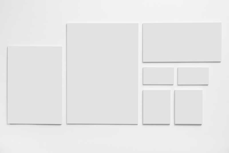 灰色背景下的灰色文具