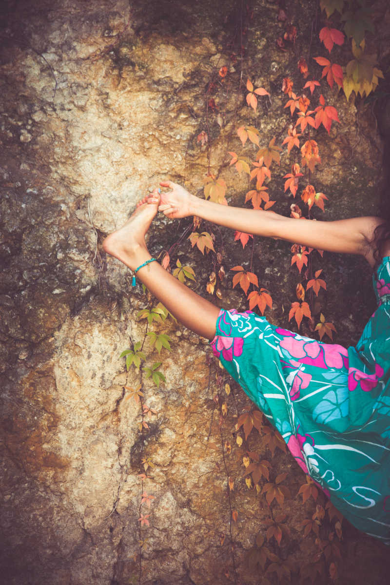 女子练习瑜珈平衡姿势室外特写