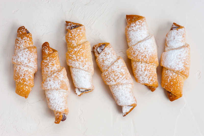 白色桌上的面包卷