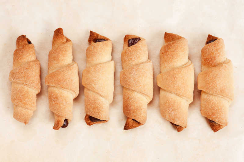 白色背景下的烤好的黄色的糕点