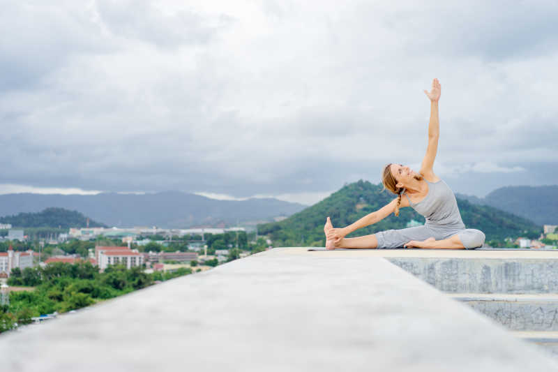 屋顶上的瑜伽