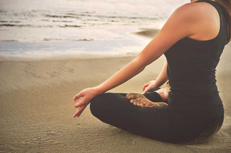 海滩上正在练习瑜伽的女人