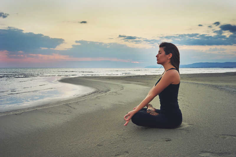 美女正在海滩上做瑜伽