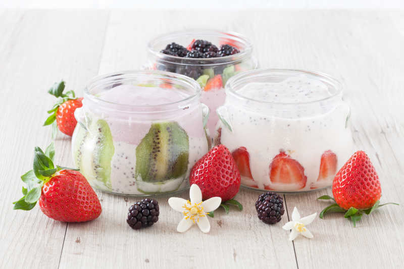 精美的木桌上的水果酸奶