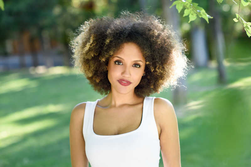 年轻性感的黑人女模特肖像黑白表现