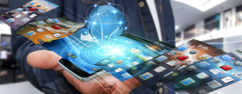 使用智能现代手机的年轻人