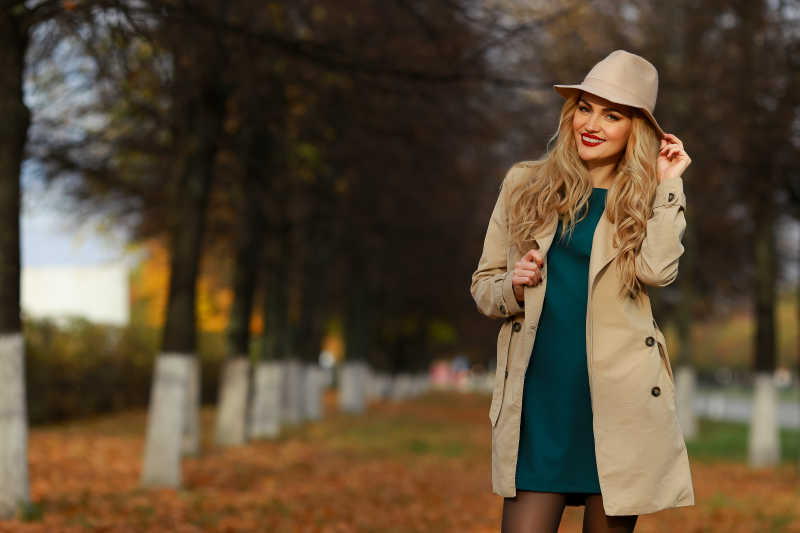 秋季公园戴着大檐帽的美女