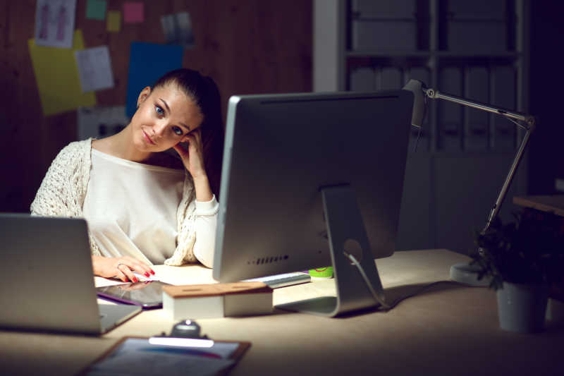 在加班的美女职员