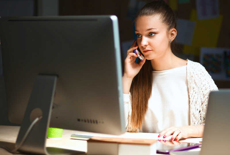 在加班的外国年轻美女