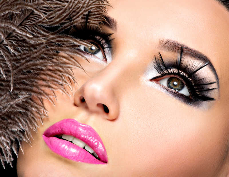 化着夸张睫毛的女人