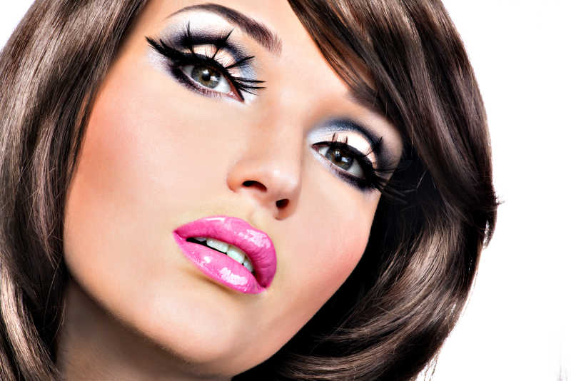 白色背景下化着妆的黑发女人