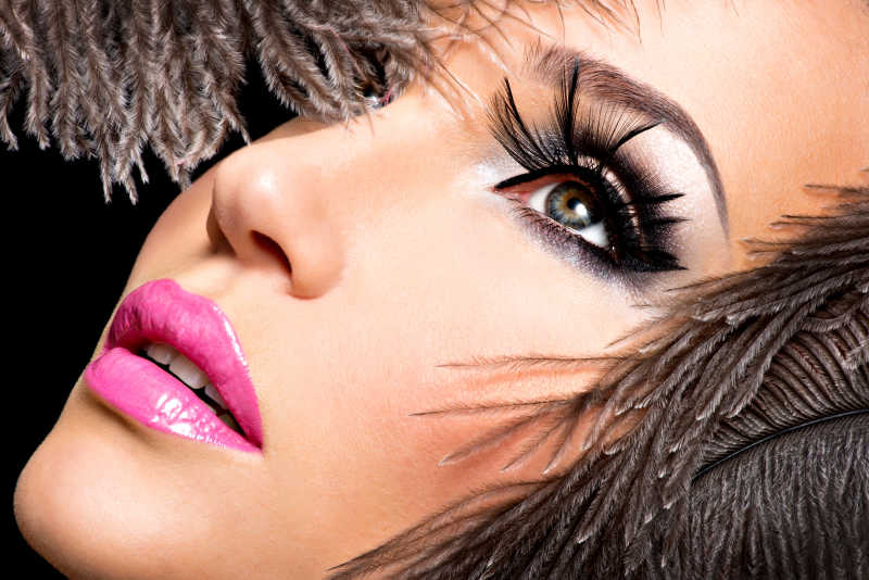 羽毛饰品下画着红妆的女人