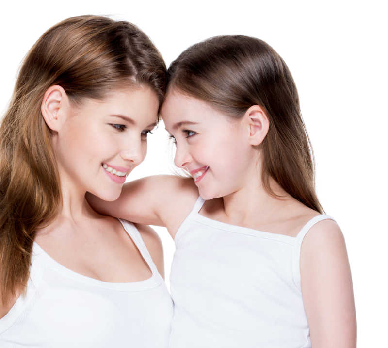 白色背景上快乐的母亲和女儿