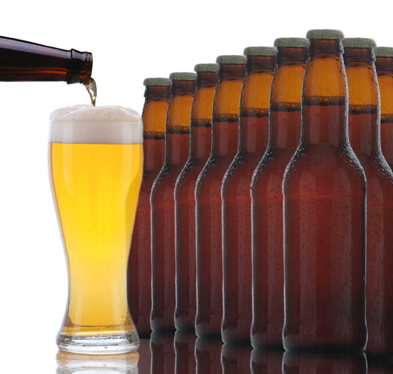 白色背景下的啤酒瓶和啤酒