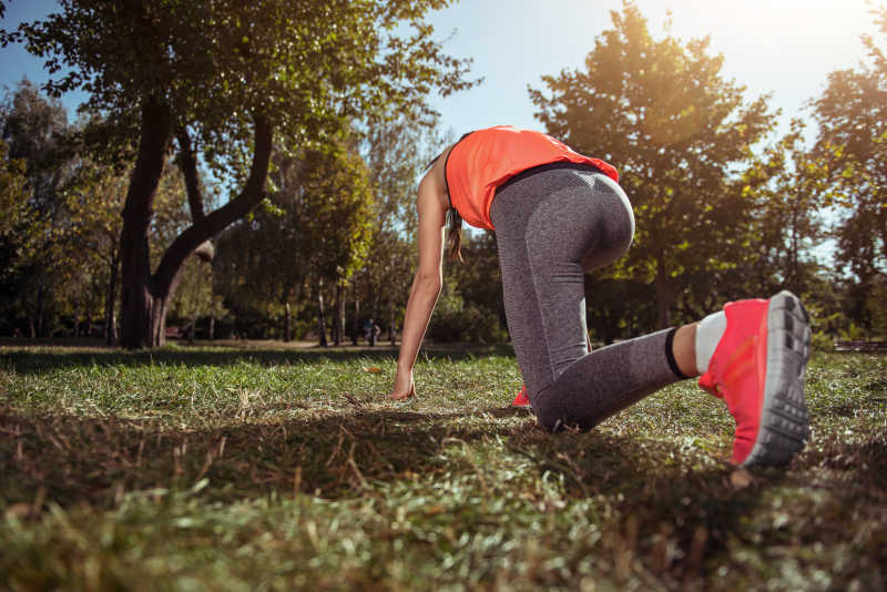 活跃在户外晨练的女孩