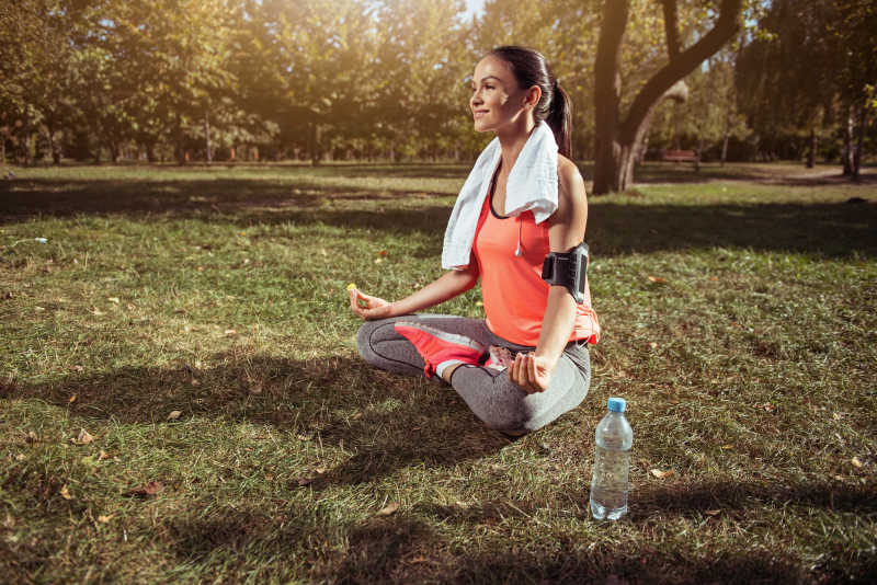 晨练后做瑜伽荷姿的年轻女孩